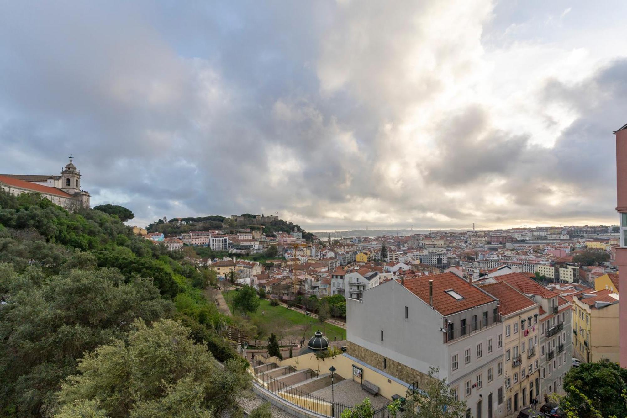 Superb Apartments Overlooking Graca In Lisbon Exterior photo