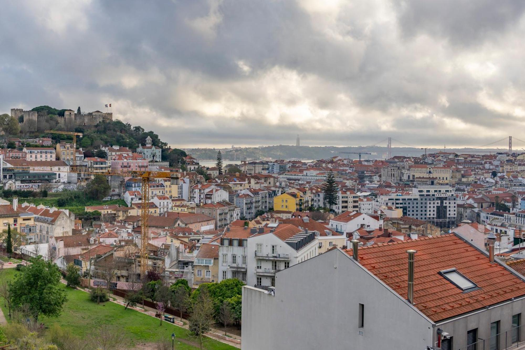 Superb Apartments Overlooking Graca In Lisbon Exterior photo