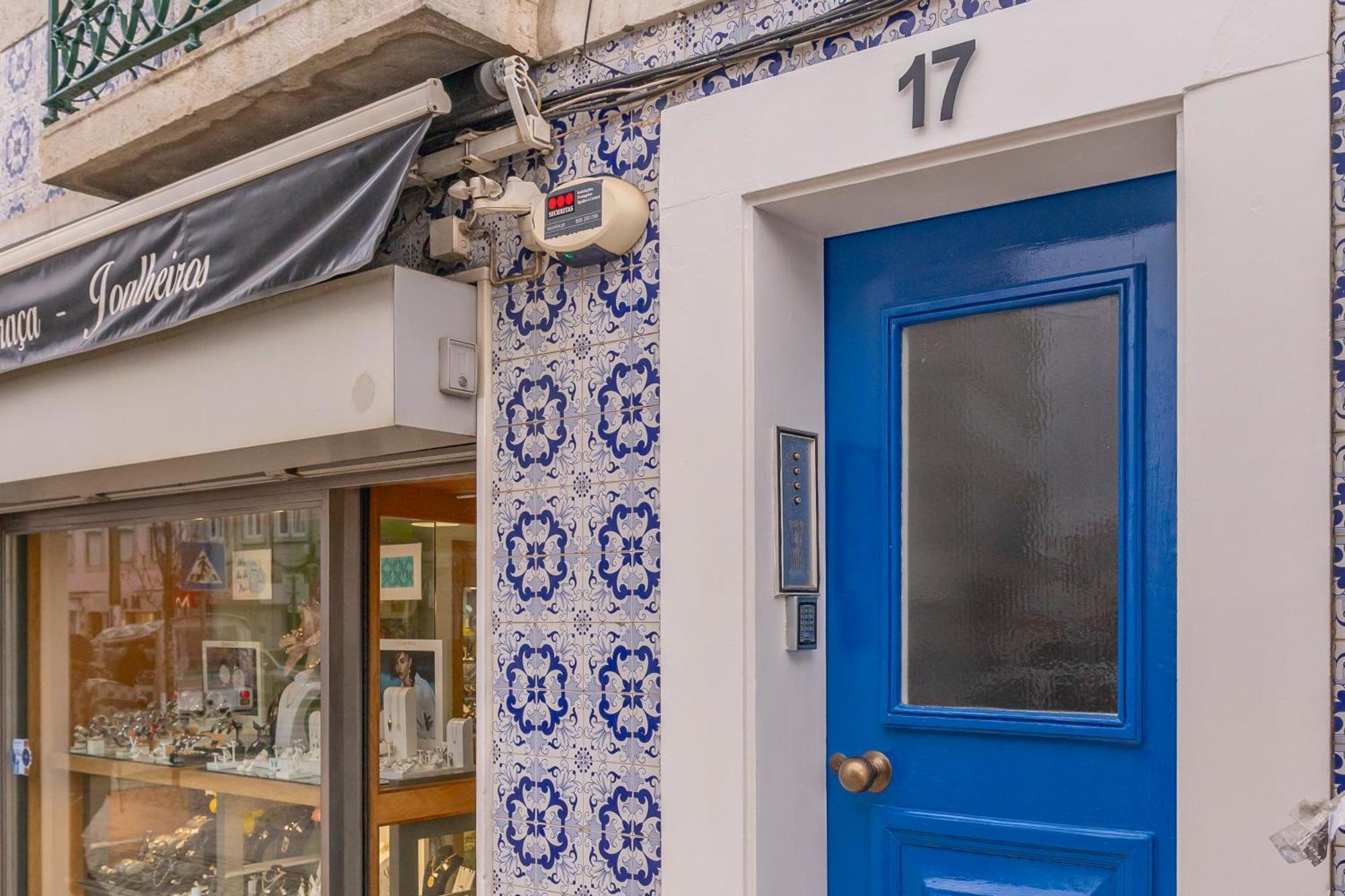 Superb Apartments Overlooking Graca In Lisbon Exterior photo