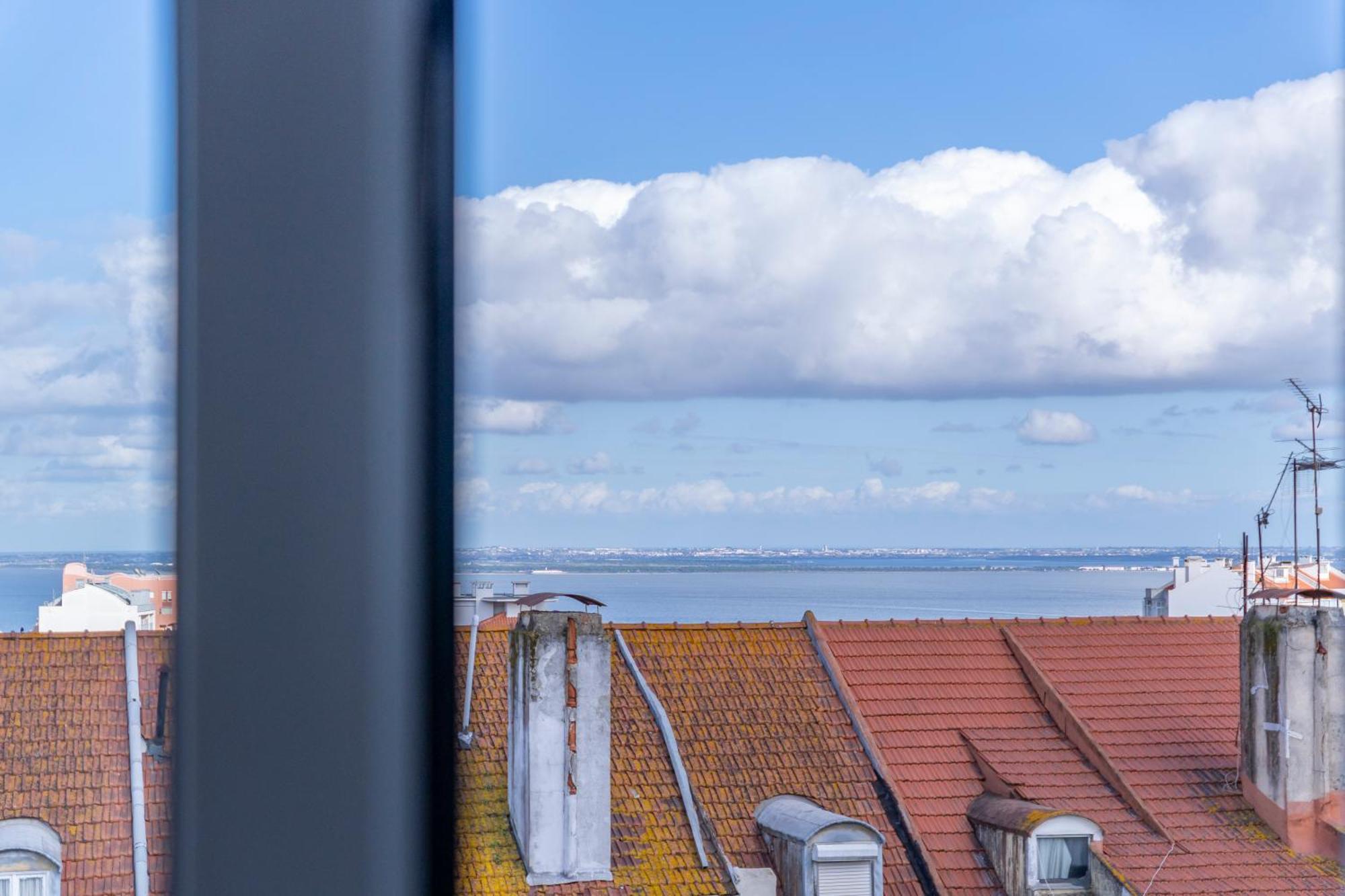 Superb Apartments Overlooking Graca In Lisbon Room photo